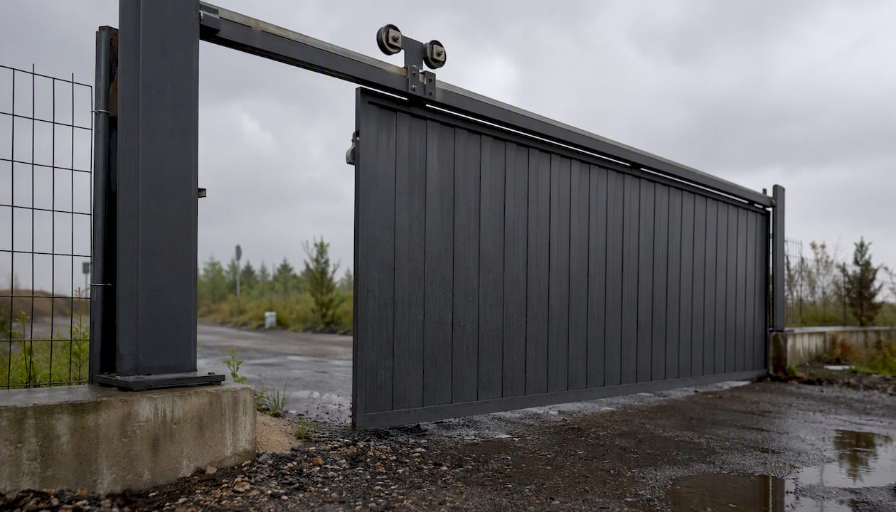 Industrial cantilever sliding gate on rollers