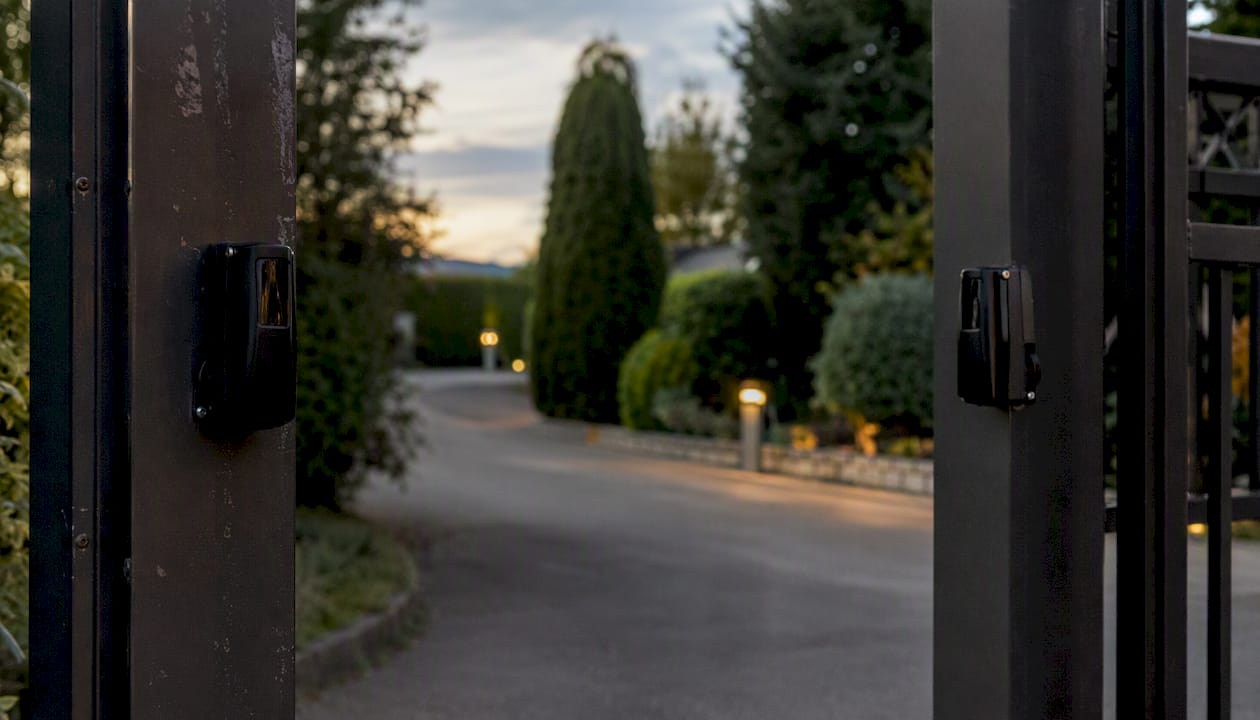 Aligned photoelectric sensors on gate posts