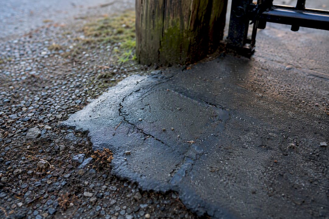 Cracked sealant on gate loop wire sawcut