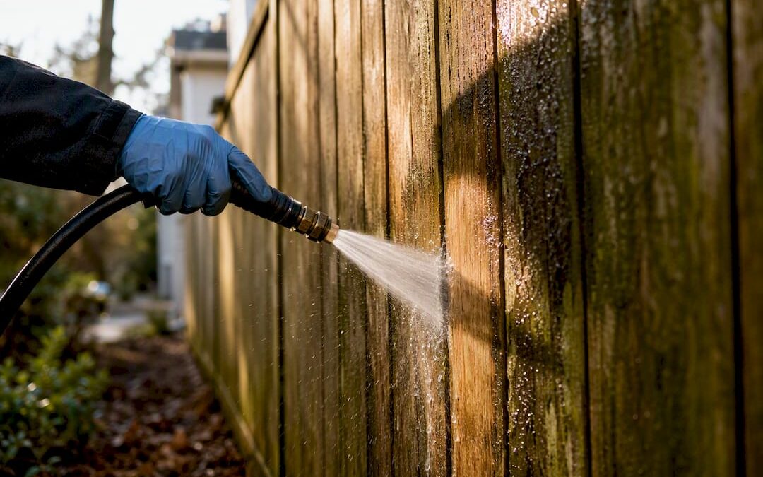 Keep Wood Intact: Fence Cleaning Methods Homeowners Use (500–800 PSI)